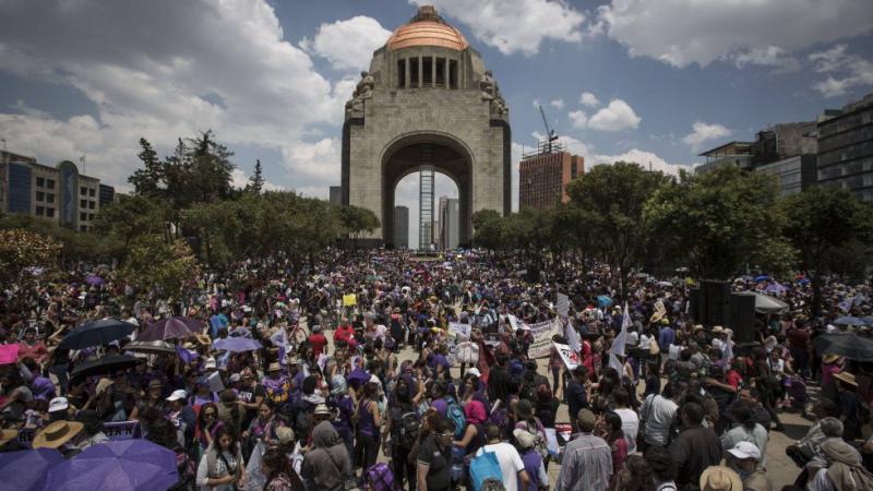 Miles de mujeres protagonizan la mayor marcha por la violencia machista en México