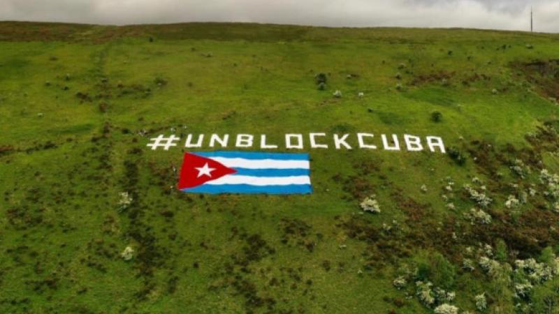 Fijan bandera cubana gigante y mensaje contra el bloqueo en montaña norirlandesa como gesto de solidaridad
