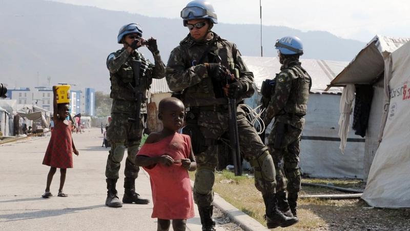 Haïti : après avoir violé les mères, des Casques bleus auraient abandonné «des centaines d'enfants»  En savoir plus sur RT France : https://francais.rt.com/international/69382-haiti-apres-avoir-viole-meres-des-casques-bleus-auraient-abandonne-des-centaine