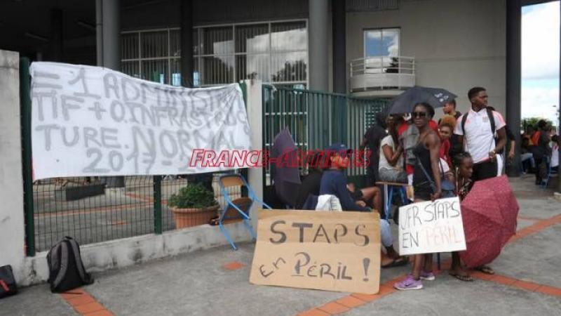 Mars-avril 2014 : 40 jours de grève sur le Pôle Guadeloupe de l'Université avec fil barbelé et destruction de serrures