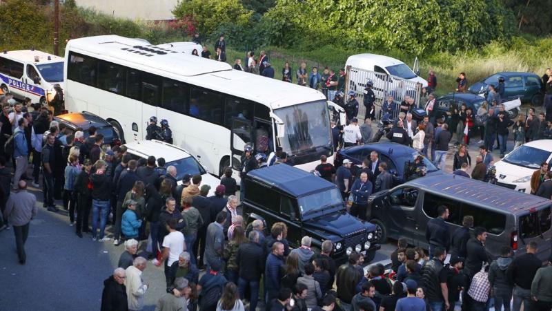 Analyse d'un gros titre de France-Info : "Français de m… de", "négros", "sales Arabes" : le bus transportant les footballeurs du HAC pris à partie par des supporters corses"