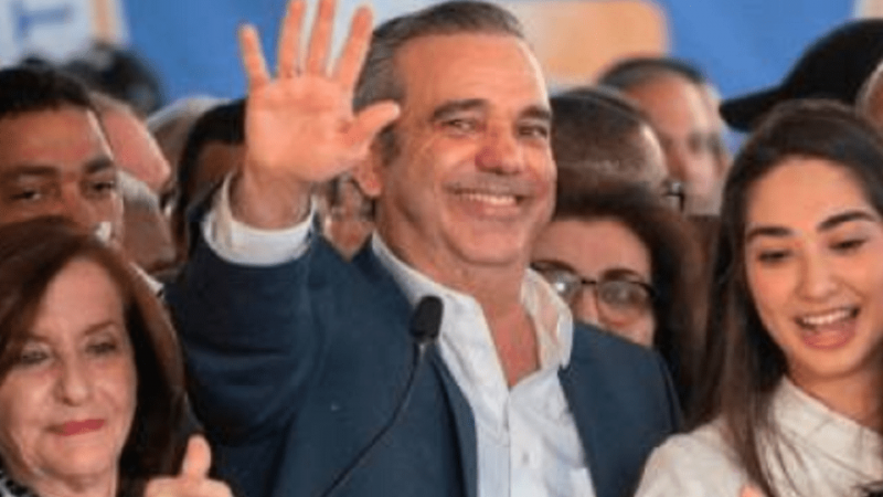 Présidentielles dominicaines : Abinader se déclare vainqueur et reçoit les félicitations de ses rivaux et du président Medina