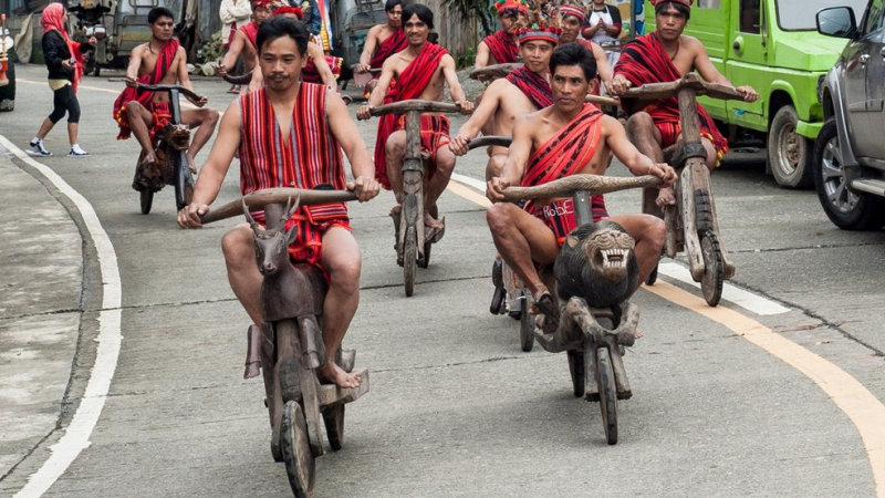 Aux Philippines, des aborigènes sculptent le bois pour créer des vélos incroyables