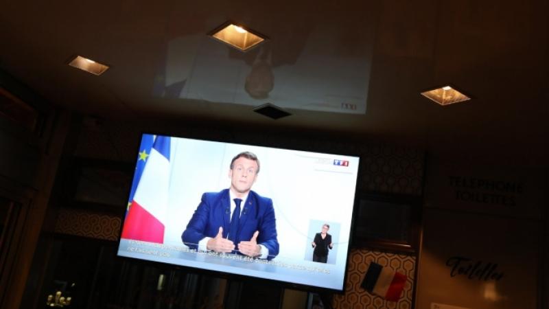 Emmanuel Macron ferme les librairies et les bibliothèques