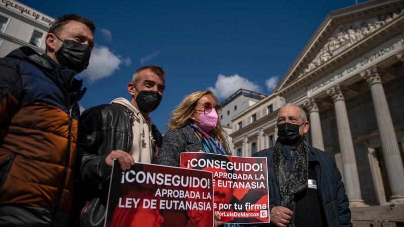 España aprueba la ley de eutanasia y se convierte en el quinto país del mundo en regularla