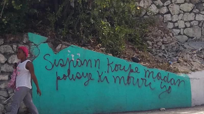 « Sispann koupe madanm polisye ki mouri yo », peut-on lire sur un mur à l’avenue panaméricaine de Pétion-Ville