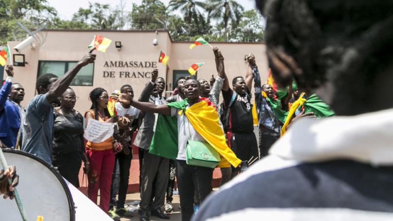 Ici, ce «n'est pas un DOM-TOM»: manifestation au Cameroun suite aux propos de Macron