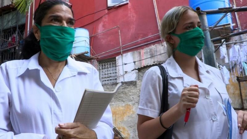 A Cuba, le porte-à-porte des étudiants en médecine pour traquer le coronavirus