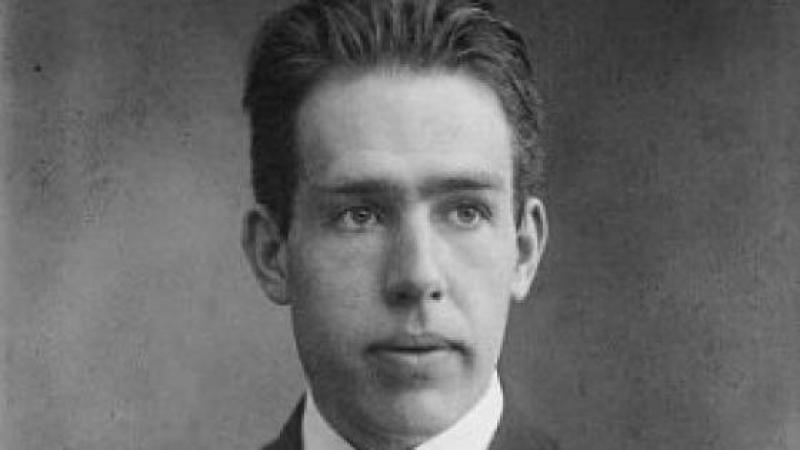 50 ans après sa mort, Niels Bohr, le plus grand génie de la physique quantique