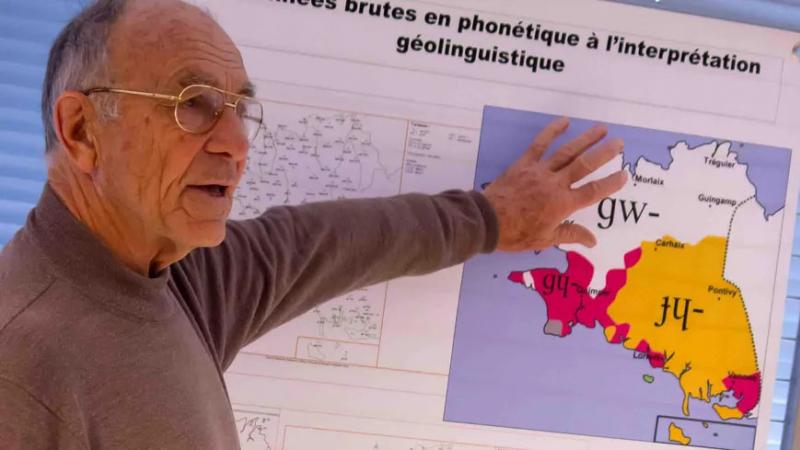 E brezhoneg : le linguiste Jean Le Dû est décédé