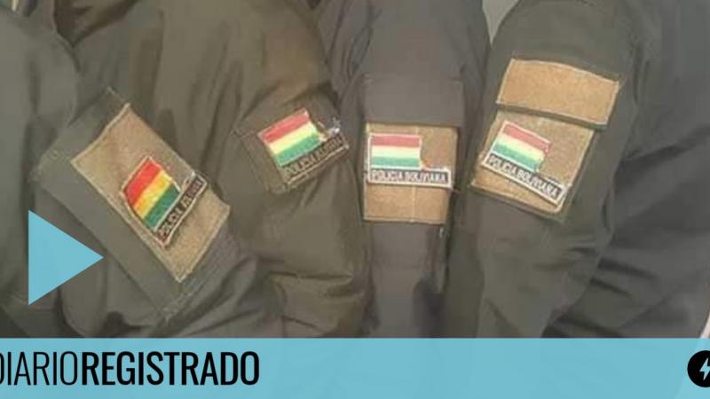 Bolivia: policías cortan la bandera de los pueblos originarios de su uniforme