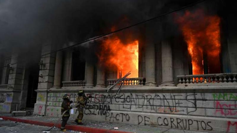 Au Guatemala, le Parlement incendié pour protester contre les coupes budgétaires