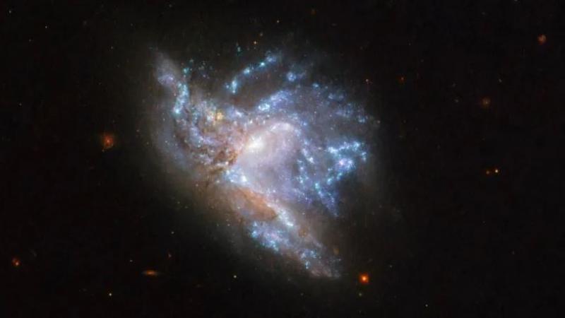 Photo : Hubble photographie deux galaxies en train de fusionner