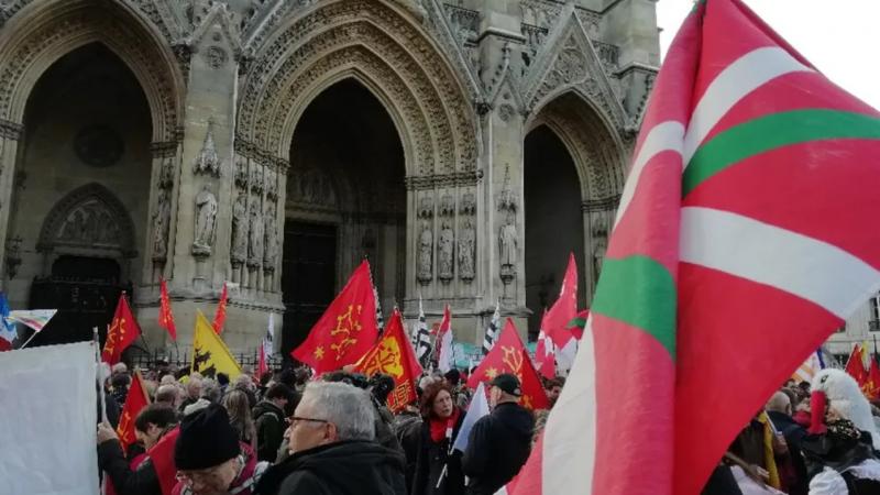 Plusieurs centaines de personnes rassemblées à Paris pour la défense des langues régionales