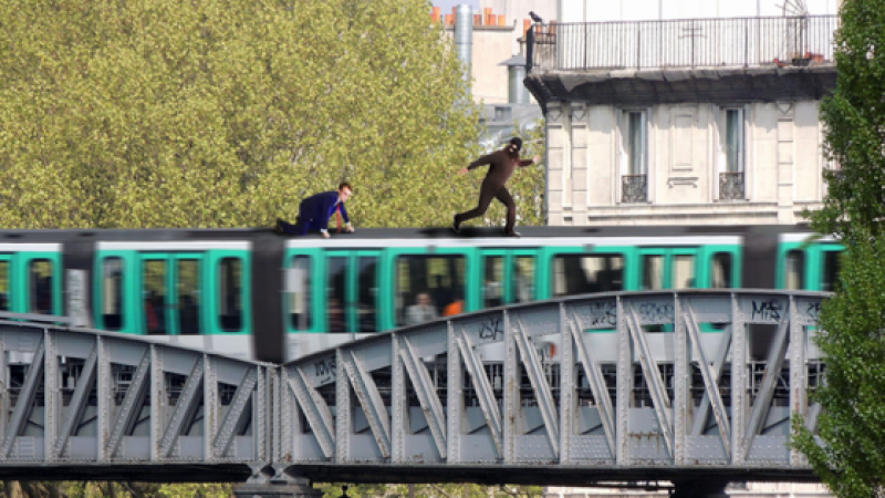 Emmanuel Macron poursuit sur le toit du métro le pickpocket qui vient de lui voler son programme