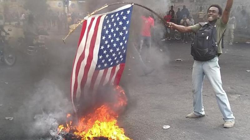 Des manifestants crient "vive Poutine" et brûlent un drapeau américain