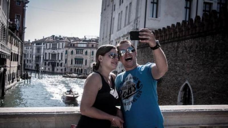 Jonathan Kluger se penche sur la folie du selfie