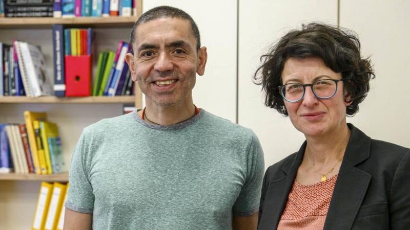 Qui sont Özlem Türeci et Ugur Sahin, ce couple d'universitaires à la base du vaccin de Pfizer contre le Covid?