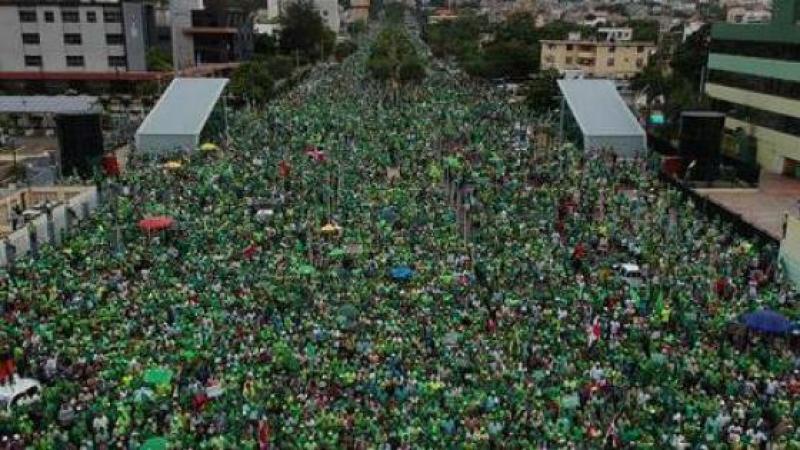 Par milliers, les dominicains descendent dans les rues pour dénoncer la corruption